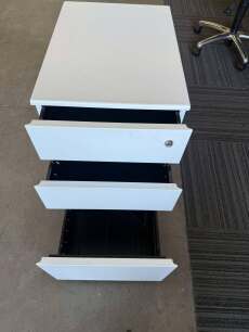 White 3 Draw Pedestal
