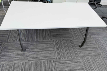 Oyster Desk 1600mm