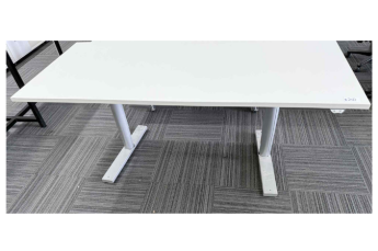 Kinnarps Height Adjust Desk 1800mm