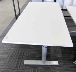 Kinnarps Height Adjust Desk 1800mm